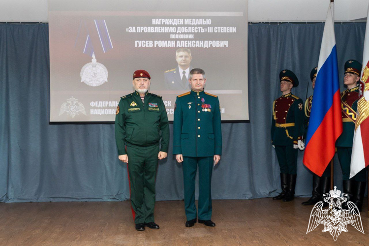 Заместитель Директора Росгвардии генерал-полковник Алексей Воробьев вручил награды военным врачам главного госпиталя ведомства и навестил раненых Росгвардейцев