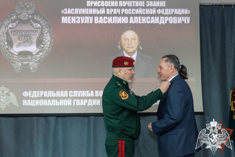 Заместитель Директора Росгвардии генерал-полковник Алексей Воробьев вручил награды военным врачам главного госпиталя ведомства и навестил раненых Росгвардейцев
