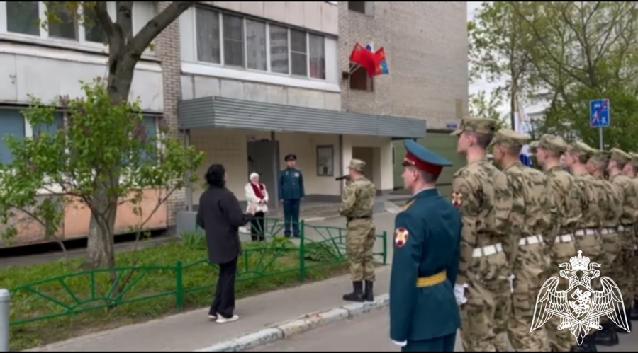 Военно-патриотическая акция «Парад у дома Ветерана»