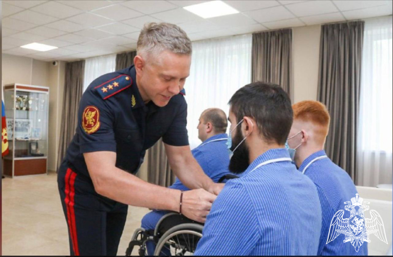 22 августа 2024 года Заместитель директора Росгвардии генерал-полковник полиции Анатолий Маликов вручил госнаграды росгвардейцам.