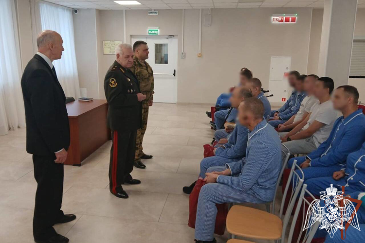 Представители Совета ветеранов Росгвардии навестили раненых росгвардейцев в Главном госпитале ведомства