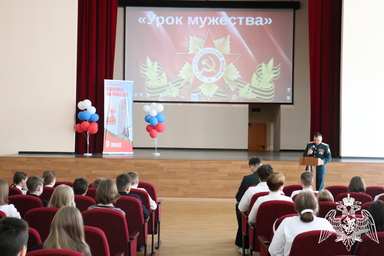 5 мая в рамках работы по военно-патриотическому воспитанию допризывной молодежи и празднованию 80-летия Победы в Великой Отечественной войне военнослужащие госпиталя провели «Урок мужества» в школе № 16 имени Героя Советского Союза Сережникова А.И.