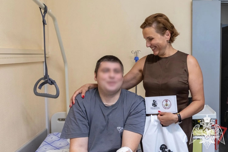 Представители центрального аппарата Росгвардии совместно с АНО «Победоносец» поздравили раненых бойцов с Днем России в Главном госпитале ведомства