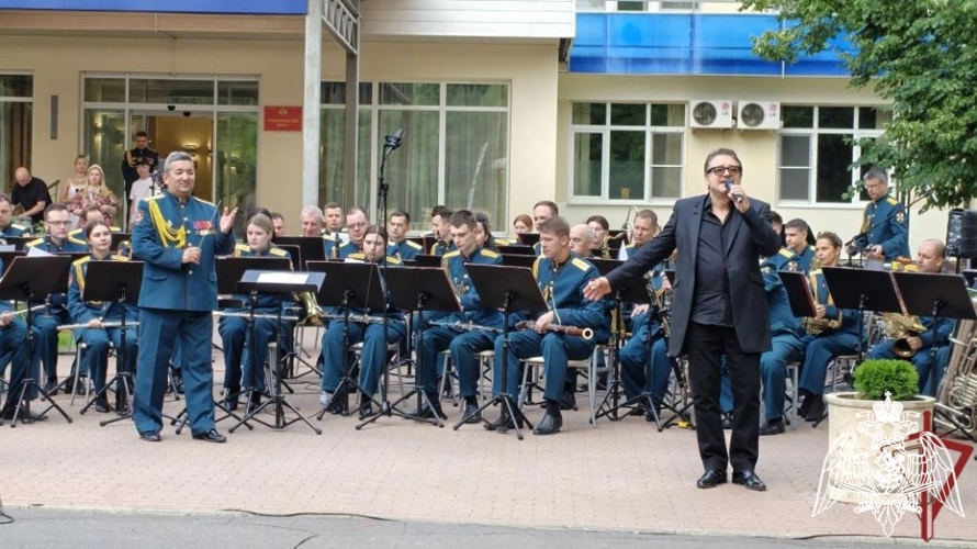 Представители центрального аппарата Росгвардии совместно с АНО «Победоносец» поздравили раненых бойцов с Днем России в Главном госпитале ведомства