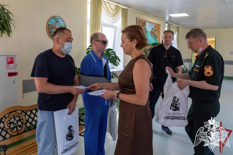Представители центрального аппарата Росгвардии совместно с АНО «Победоносец» поздравили раненых бойцов с Днем России в Главном госпитале ведомства