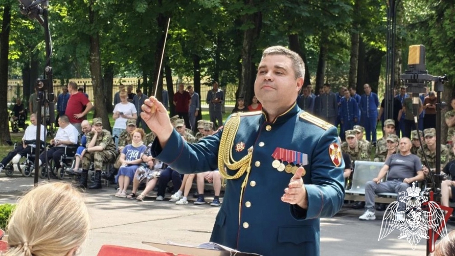 Представители центрального аппарата Росгвардии совместно с АНО «Победоносец» поздравили раненых бойцов с Днем России в Главном госпитале ведомства