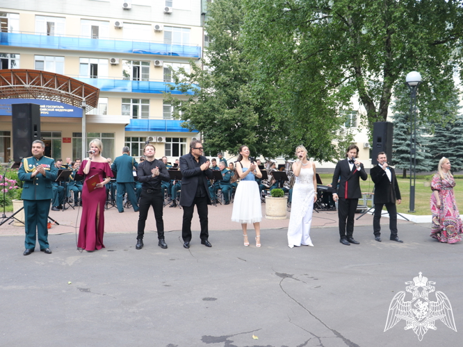 Представители центрального аппарата Росгвардии совместно с АНО «Победоносец» поздравили раненых бойцов с Днем России в Главном военном клиническом госпитале войск национальной гвардии Российской Федерации