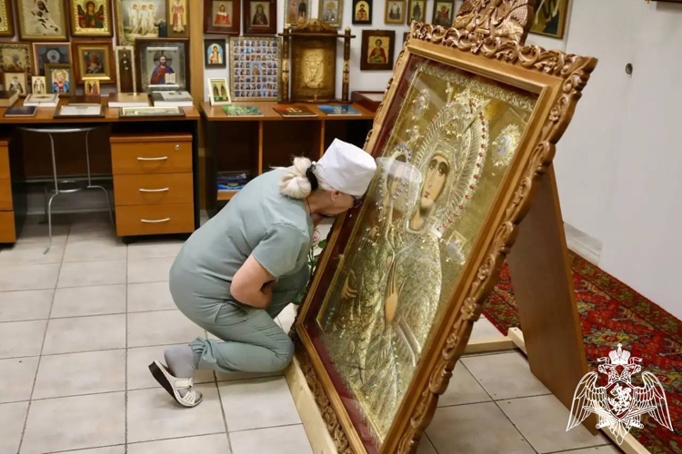 Чудотворная икона Божией Матери «Троеручица» посетила  госпитальный храм